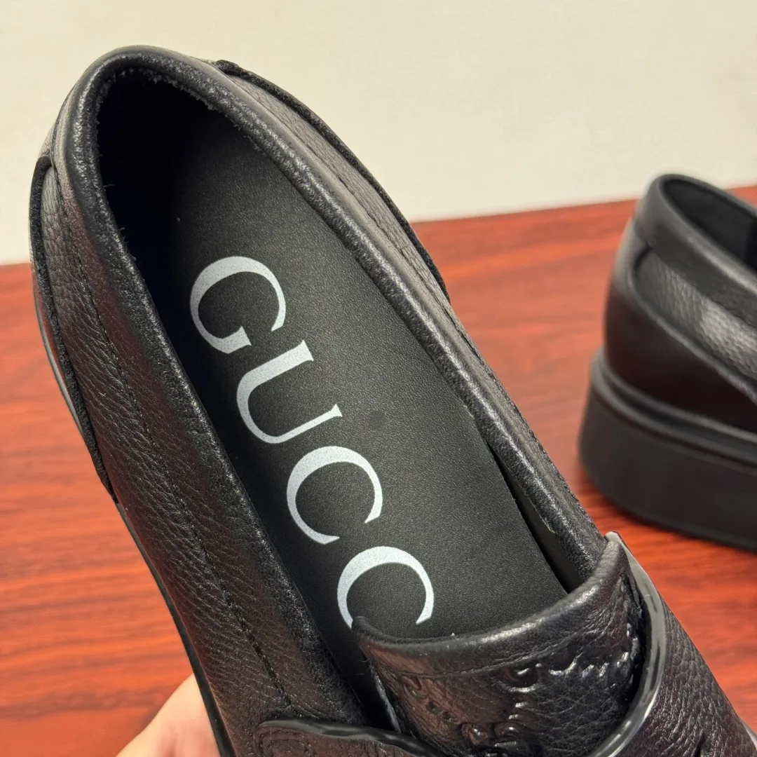 Batch 780 Gucci/Gucci new men's loafers with GG details, thick-soled slip-ons! The design of this men's lace-up shoe is rooted in the brand's heritage. It is carefully crafted from high-quality calfskin/open-edge beaded cowhide/suede cowhide. It is made of various leather types and is embellished with GG printed embossed suede leather details, which pays homage to Gucci's classic monogram. The rubber sole with GG pattern adds a modern touch to the design. Classic and simple sponge cake style design. European and American classic version, full calfskin lining. The overall upper texture is soft. The lining is comfortable and breathable. 2CM thickened soft rubber sole, easy to control. Versatile and stylish on the foot. Available in multiple colors to meet different matching needs. Full package! Size: 39-40-41-42-43-44 Leather shoe size (38.45.46 can be customized) Item number: 7826 Loafers Pebbled cowhide